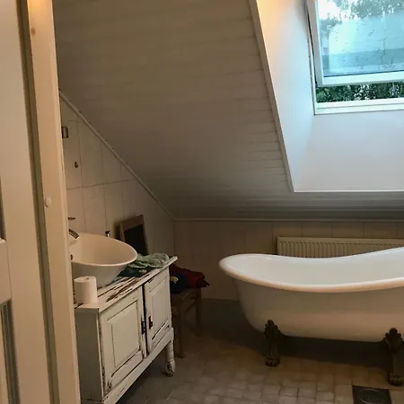 Center 2-bedroom 1 And A Half Bath Unique Old Elegance *